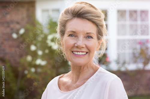 Zdjęcie XXL Uśmiechnięta starsza kobieta