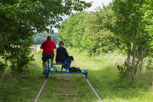 Man Och Kvinna Cyklar Dressing På Nerlagd Järnväg