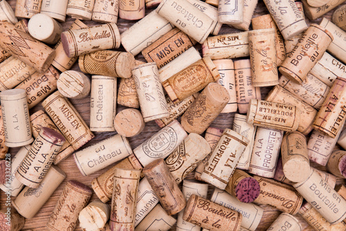 Naklejka na szybę messy stacking many wine cork background