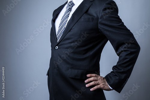 スーツを着ているビジネスマン 腰に手を当てる Stock Photo Adobe Stock