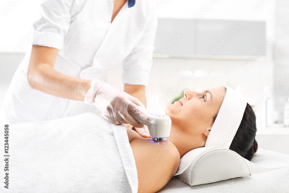 Fototerapia, zabieg kosmetyczny masaż ultradźwiękowy. - obrazy, fototapety, plakaty 