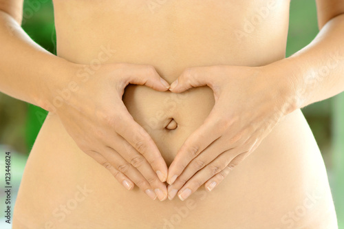 Fotografia Hände formen Herz auf Bauch als Symbolbild für Darmgesundheit