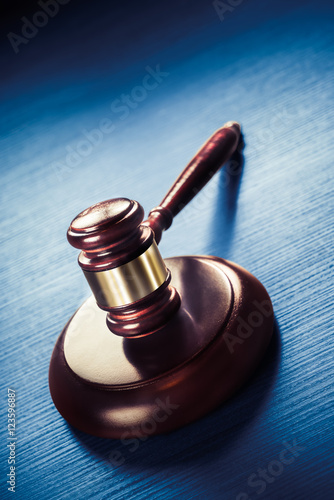 Fotomural judge gavel on a blue wooden background