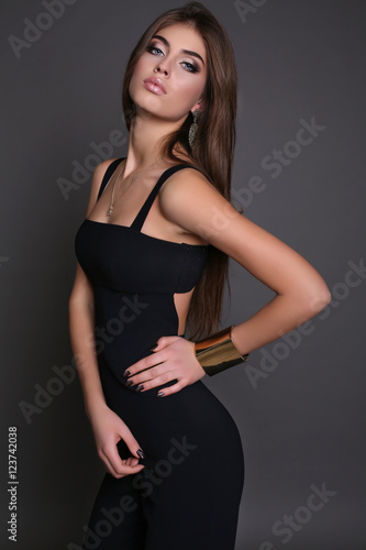 Fotografía beautiful girl with dark hair and bright makeup in elegant dress