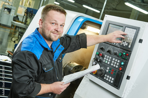 Fotografía industrial worker operating cnc turning machine in metal machining industry