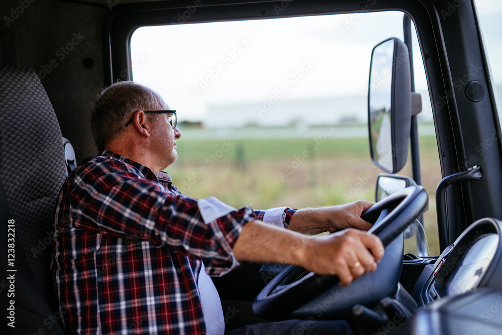 Удивленный дальнобойщик. Молодой водитель фуры. Водитель за рулем грузовика. Водитель за рулем грузовика. Водитель за рулем грузовика.