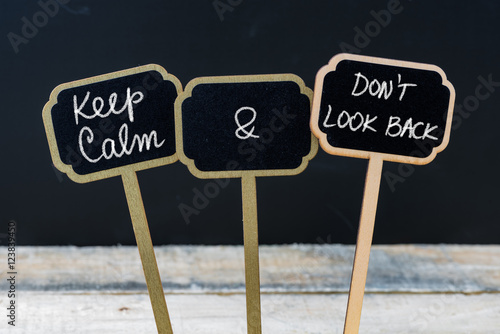 Foto Keep Calm and Do Not Look Back message written with chalk on mini blackboard lab