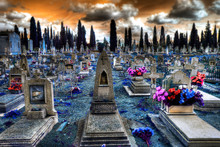 Cementerio Y Tumbas De Piedra Con Flores .Fondo De Halloween.Religion Cristiana.Funeral Y Entierro,estatuas Y Lápidas