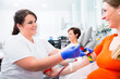 © Kzenon - Krankenschwester in Klinik desinfiziert Einstichstelle vor Blutspende