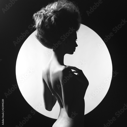 Obraz w ramie Nude elegant woman on geometric background