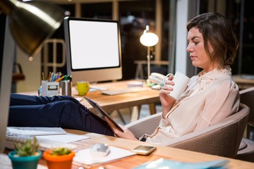 Poster - Businesswoman using digital tablet 