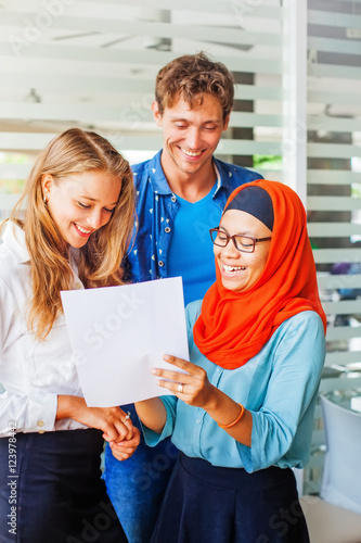 Foto Multiracial team working together on documents