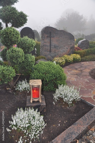 Ein Grablicht Leuchtet Auf Dem Friedhof Und Spendet Trost Und