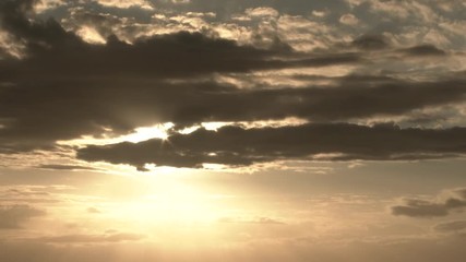 Wall Mural - Time lapse of sun setting behind beautiful cloudscape, day to night transition.