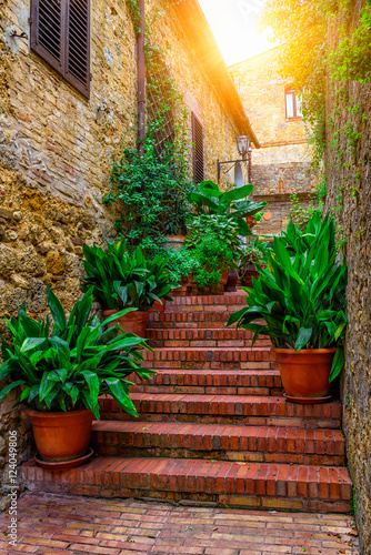 stara-ulica-w-san-gimignano-tuscany-wlochy-san-gimignano-jest-typowym-toskanskim-sredniowiecznym-miastem-we-wloszech