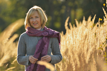 Spaziergang im sonnigen Herbst