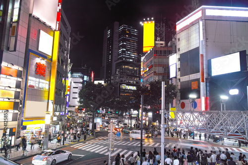夜の渋谷道玄坂 Adobe Stock でこのストック画像を購入して 類似の画像をさらに検索 Adobe Stock