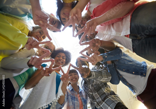 Foto international students showing peace or v sign