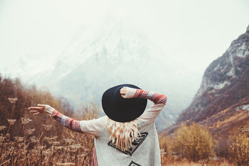 Wall Mural - traveling in mountains