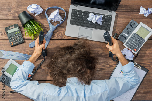 Foto  Überarbeiteter Geschäftsmann