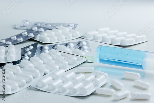 Fotografie, Obraz verschiedene Tabletten und eine Spritze auf einem Tisch