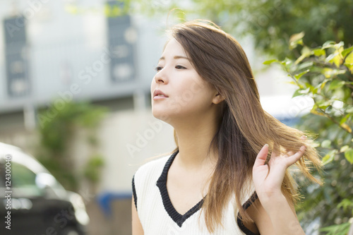 ポートレート 女性 夏 逆光 緑 ノースリーブ 屋外 横顔 髪 Stock Photo Adobe Stock