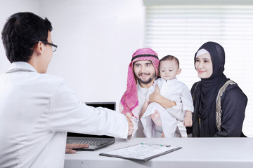 Poster - Arabian family  smiling with doctor