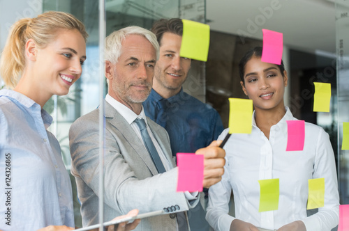 Fotografía  Business team looking at sticky notes