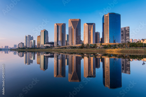 nowoczesne-budynki-odbijajace-sie-w-rzece-pinheiros-w-s-o-paulo