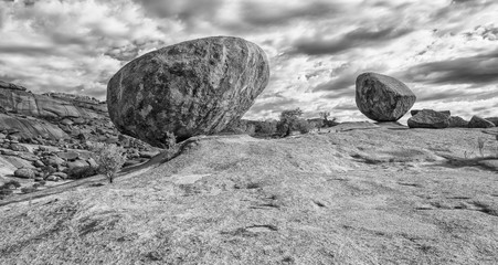 Zwei Felsen auf Bulls Party, Ameib, Erongo, Namibia, b&w