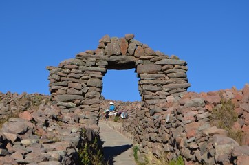 Perú, Puno, Titicaca. Arco hecho con piedras en el campo.