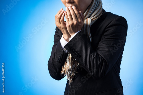 手を温めるビジネスマン 息を吐く マフラー Stock Photo Adobe Stock 手を温めるビジネスマン 息を吐く マフラー Stock Photo Adobe Stock