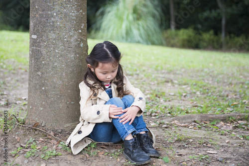 木に寄りかかり座る女の子 Buy This Stock Photo And Explore Similar Images At Adobe Stock Adobe Stock
