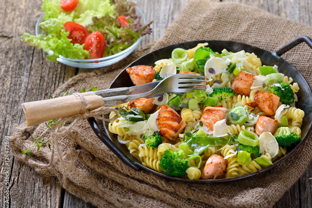 Nudeln mit Lachs und Sahne-Lauchsoße, mit frisch gehobeltem Merrettich ...