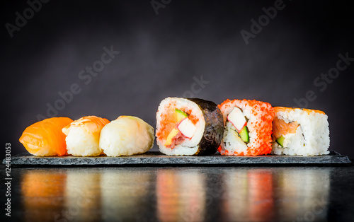 Plakat na papierze fotorealistycznym Rolki sushi z surimi i wędzonym łososiem
