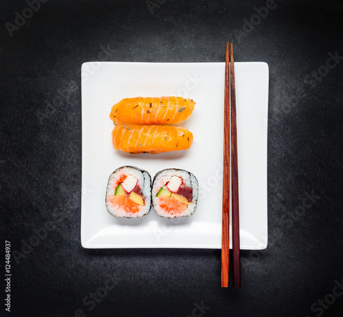 Tapeta ścienna Sashimi i sushi na talerzu z pałeczkami