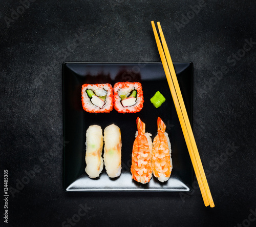 Plakat na papierze fotorealistycznym Sushi z kawiorem i sashimi na czarnej tablicy z pałeczkami