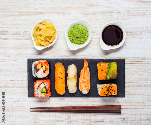 Plakat na papierze fotorealistycznym Sushi z wasabi i imbirem