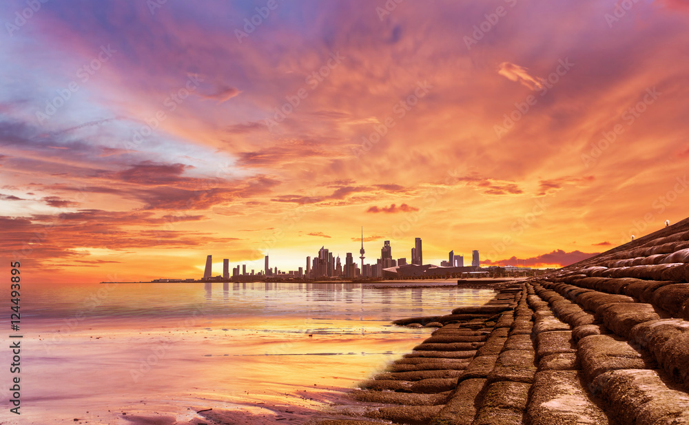 Foto de Stock Kuwait City landscape view during beautiful golden sunset ...