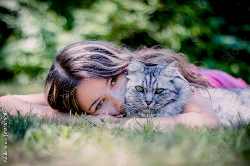 Fotografia Fillette et chat, une histoire d'amitié