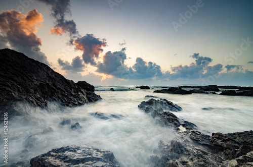 Stampe beautiful waves splashing on unique rocks formation at Pandak Be