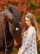 Hübsches Mädchen mit Pferd