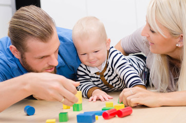 Familie beim Spielen