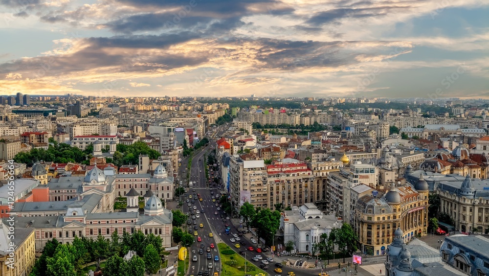 Obraz na płótnie Panoramic view of the Univesity Square in Bucharest, Romania. Daytime with traffic jam. w salonie