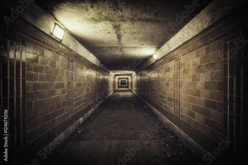 Zdjęcie XXL Pusty tunel podtynkowy w nocy, kolory desaturowane