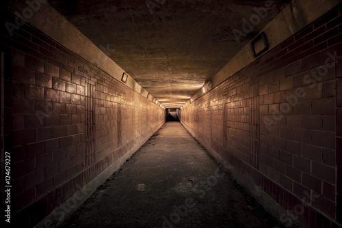 Plakat Pusty tunel pod tunelem w nocy
