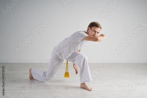 Plakat Mężczyzna ćwiczy capoeira, brazylijska sztuka samoobrony.
