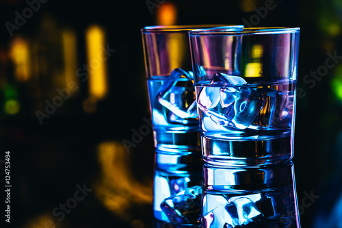 Cuadros en Lienzo Two glasses of vodka with ice closeup