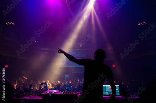 Plakat Sylwetka DJ wykonywania na koncercie