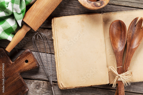 Fotografía Blank vintage recipe cooking book and utensils